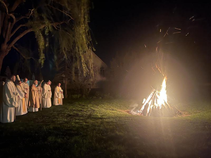 Het paasvuur aan het begin van de paaswake in de Abdij van West-Vleteren. 