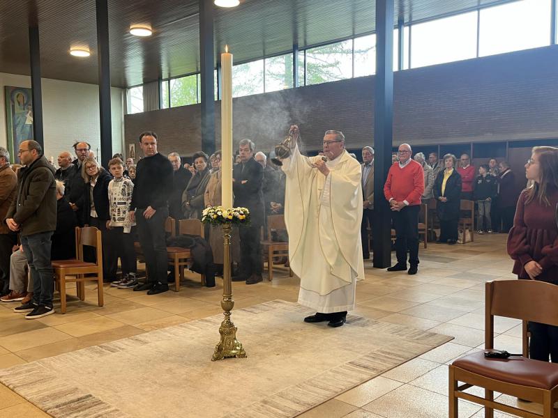 Priester Willy bewierookt het Licht van Christus @kerk Vichte. 