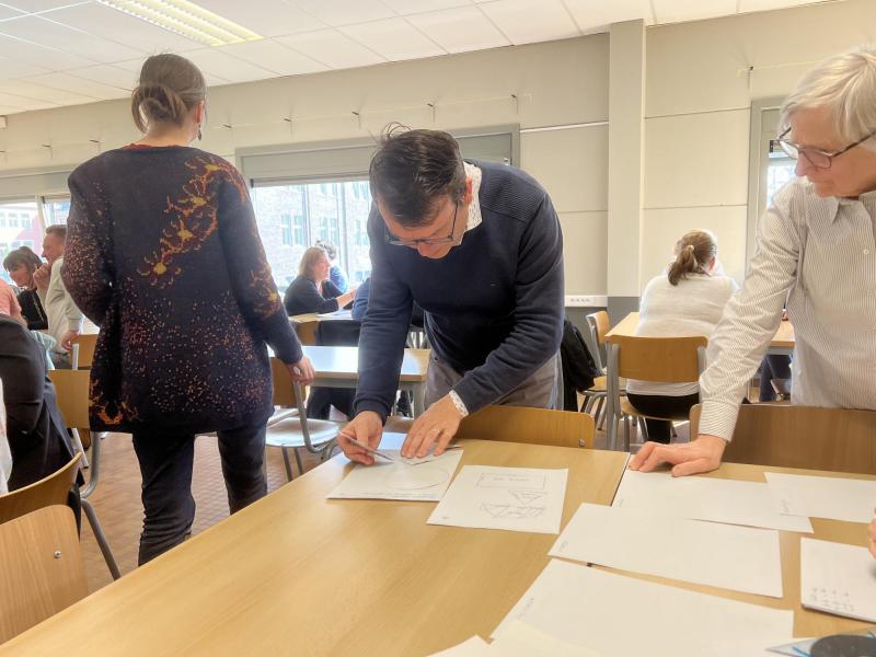 De gemaakte figuren worden gecontroleerd onder toeziend oog van catechiste Lieve, 15 maart 2025 © Dirk Bellens