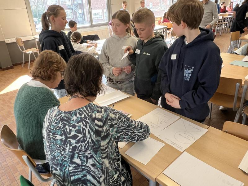 Catechisten Kristin en Lieve van de 'wereldbank' zijn streng, maar rechtvaardig in het vervullen van hun rol, 15 maart 2025 © Dirk Bellens