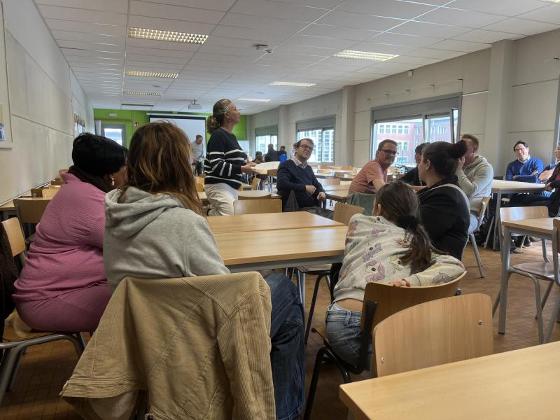 Catechiste Leen probeert tijdens de nabespreking de gemoederen te bedaren, 15 maart 2025 © Dirk Bellens