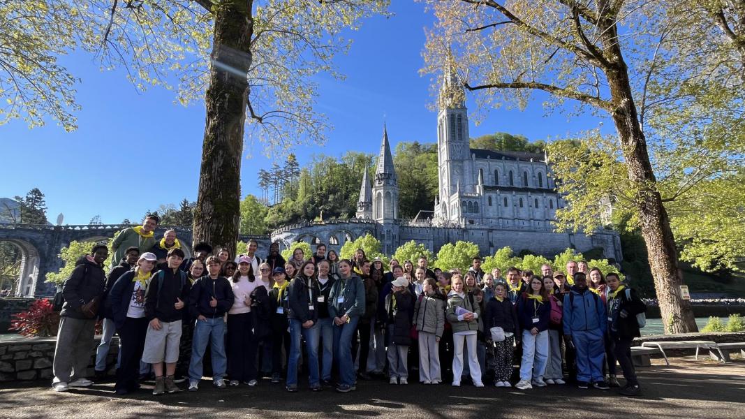 47 jongeren en 12 begeleiders op jongerenbedevaart in Lourdes. 