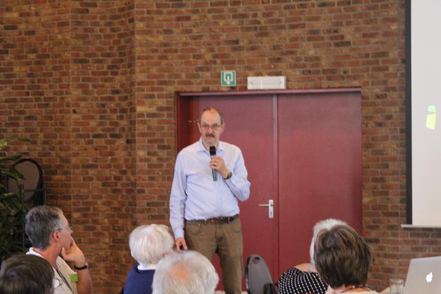 Deken Ronald Sledsens licht de pastorale eenheid toe...