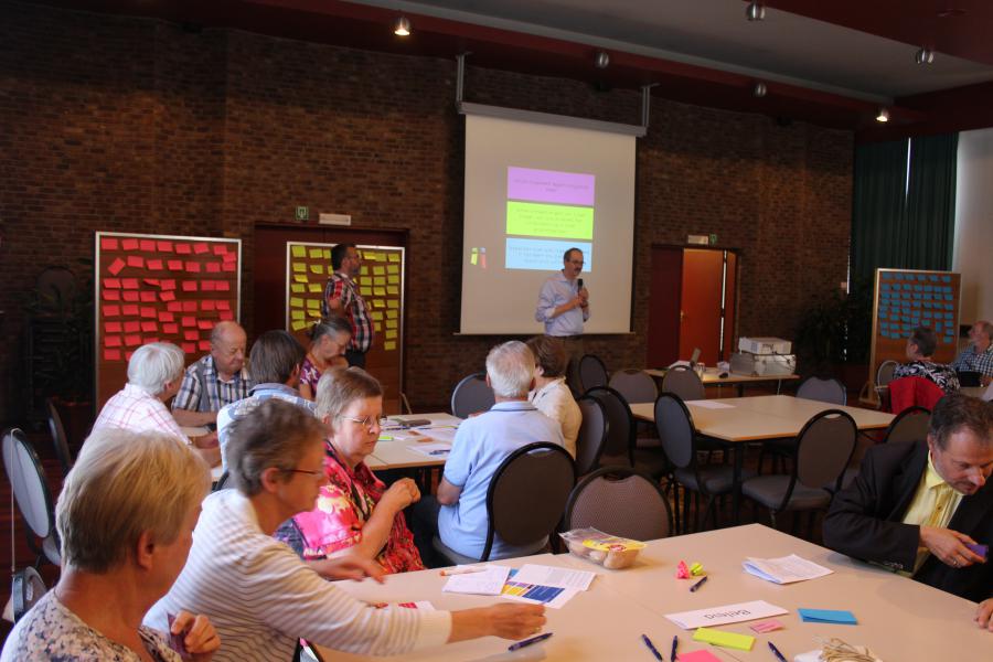 Dromen worden op post-its geschreven en opgehangen. Hiermee werken we verder.