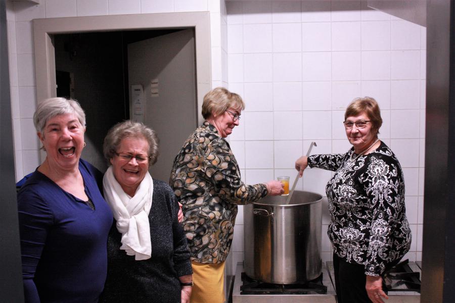 De vrouwen bij de kookpotten © RvH