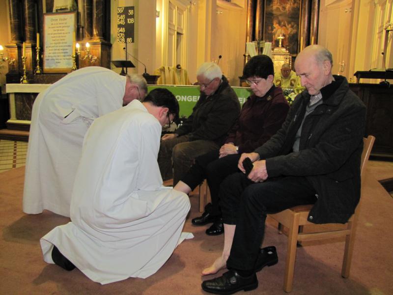 Voetwassing Witte Donderdag in de Sint Servaaskerk 