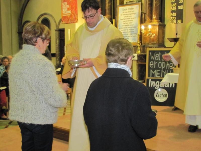 Voetwassing Witte Donderdag in de Sint Servaaskerk 