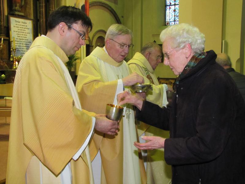 Voetwassing Witte Donderdag in de Sint Servaaskerk 