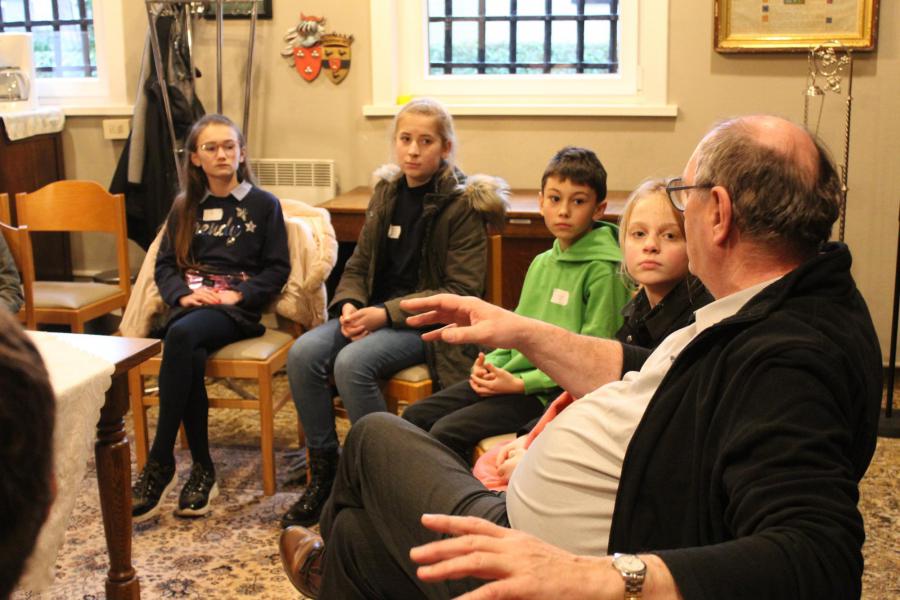 In gesprek met pastoor Filip © Karen Devroe