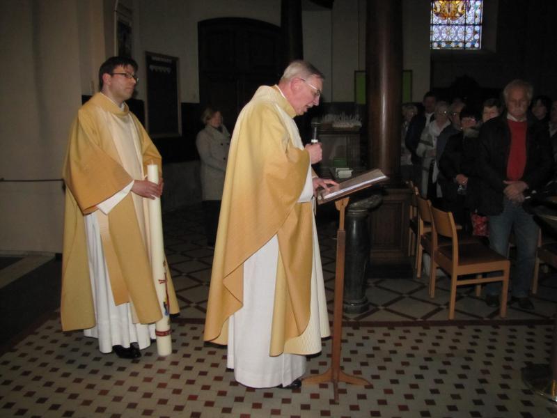 Viering Paaszaterdag in de Sint Servaaskerk foto 1/45 