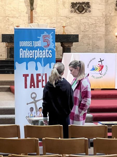 Vormseltocht in de kerk van Onze-Lieve-Vrouw Middelares en Heilige Lodewijk, woensdag 24 april 2025 © Dirk Bellens