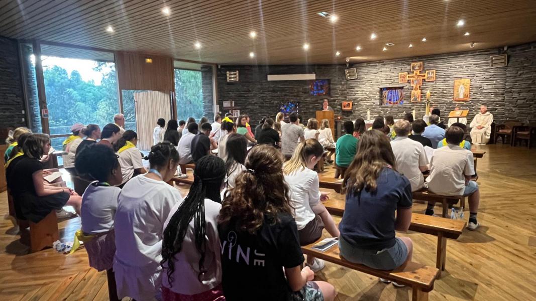  Slotviering in de kapel van Village des jeunes. 