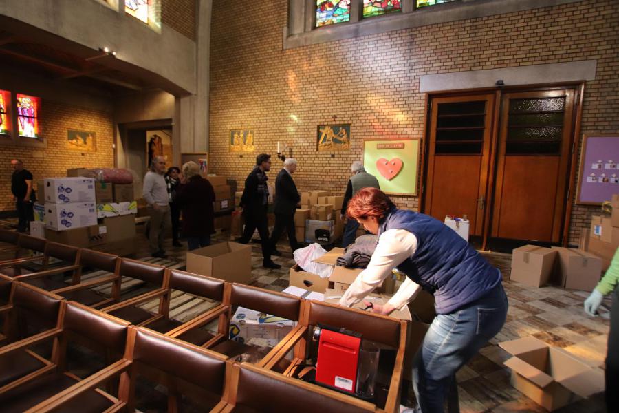 Mgr. Hoogmartens bezoekt het hulpdepot in de Christus Koningkerk in Waterschei © Jente Vandewijer