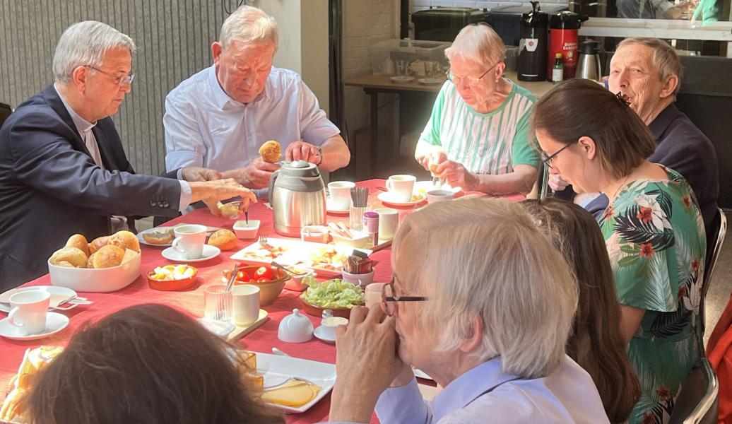 Na de vormselvieringen genoten de vormheer, catechisten en medewerkers van een heerlijke broodjeslunch. © Dirk Bellens