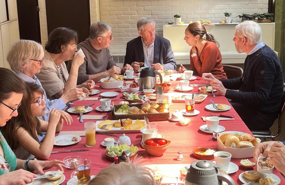 Na de vormselvieringen genoten de vormheer, catechisten en medewerkers van een heerlijke broodjeslunch. © Dirk Bellens