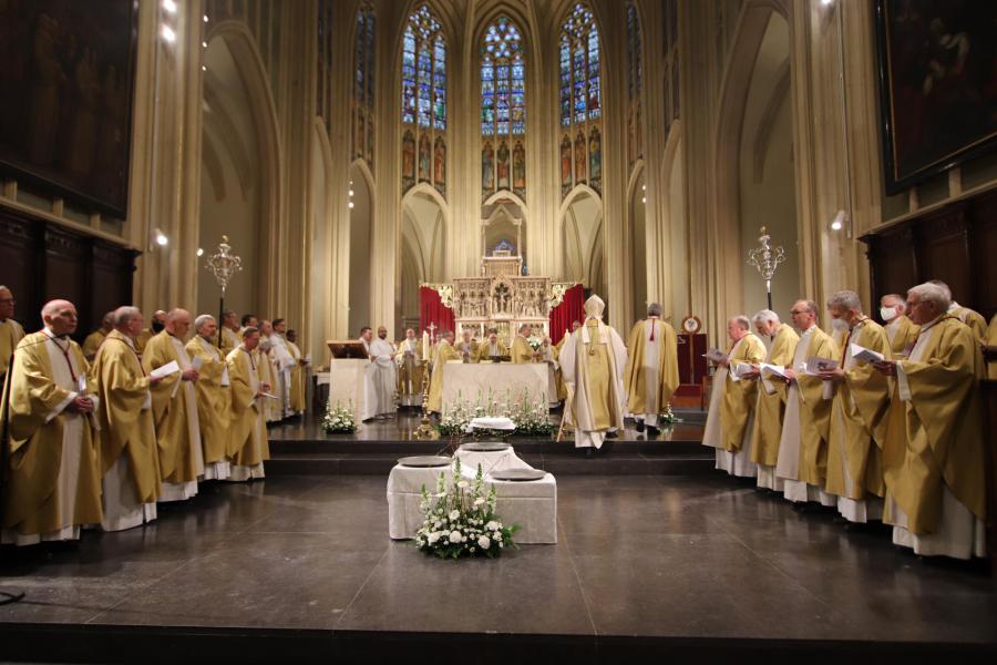 Bisschop en priesters op het priesterkoor © Jente Vandewijer