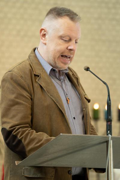 Catechist Dirk verwelkomde alle aanwezigen bij het begin van de vieringen, 10 mei 2025 © 't Fotograafken
