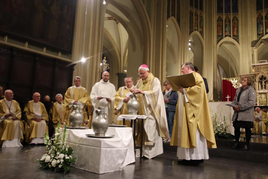 Mgr. Patrick Hoogmartens bereidt en wijdt het chrisma © Jente Vandewijer