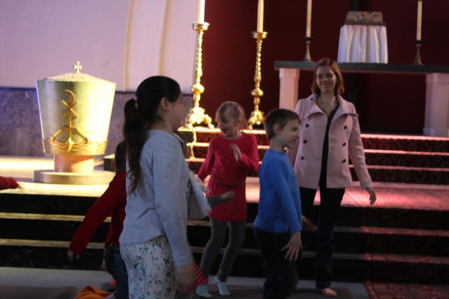 Eerste communicanten luisteren .... © JvR