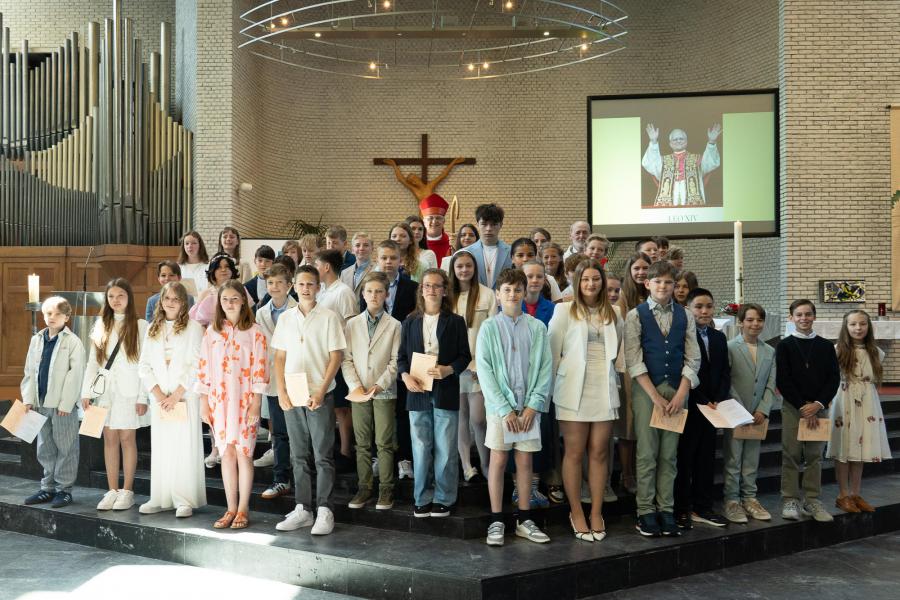De gevormden van de vormselviering om 9.30 uur, 10 mei 2025 © 't Fotograafken