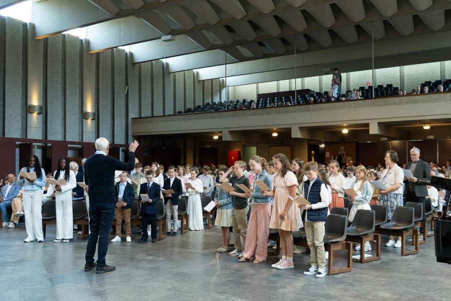 Catechist Luc kon met z'n enthousiasme de gevormden inspireren om uit volle borst mee te zingen, 10 mei 2025 © 't Fotograafken