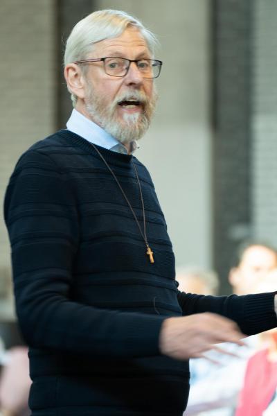 Catechist Luc kon met z'n enthousiasme de gevormden inspireren om uit volle borst mee te zingen, 10 mei 2025 © 't Fotograafken