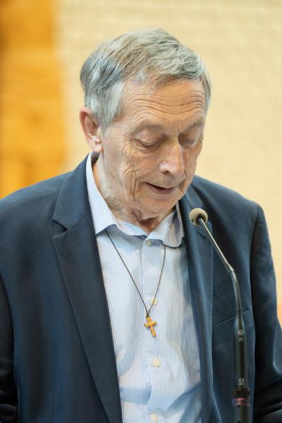 Catechist Luc verzorgde met enkele gevormden de voorbeden, 10 mei 2025 © 't Fotograafken