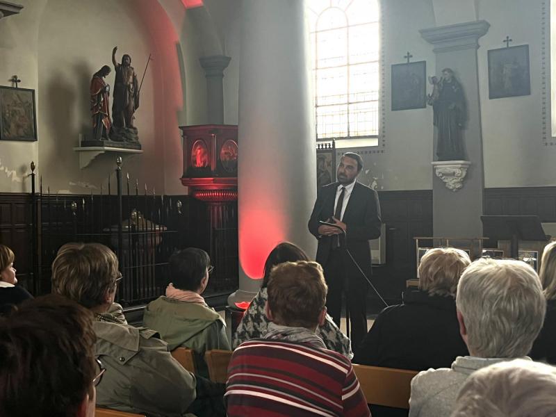Khalid met de (s)preekstoel op de achtergrond. 