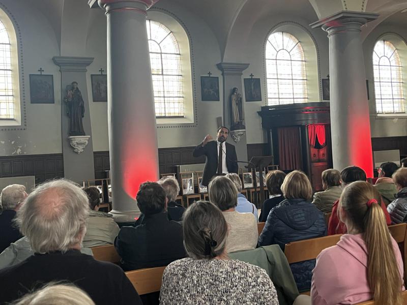 Met de biechtstoel op de achtergrond begon Khalid zijn verhaal. 