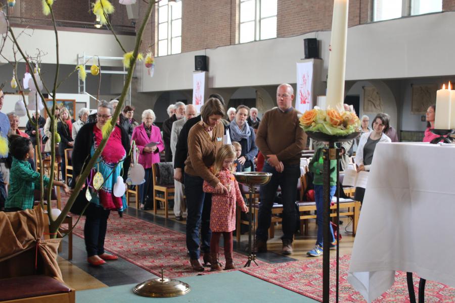 We maken een kruisteken met het nieuwe doopwater 