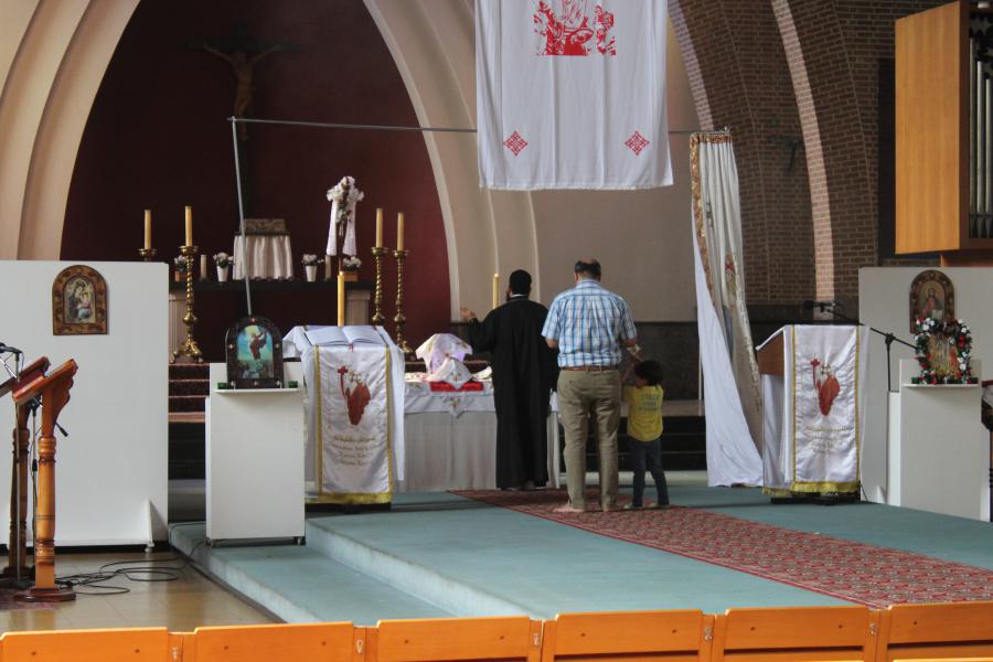 Het begin van de dienst. De priester en de misdienaar heeft nog geen liturgisch gewaad aan. © JvR