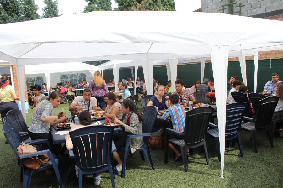 Na de viering in de kerk is het tijd om samen aan tafel te gaan © JvR