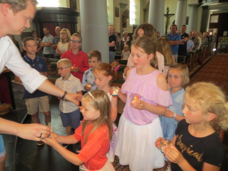 Jean-Yves vraagt de eerste communicanten en vormelingen naar het mooiste moment van hun grote dag. 