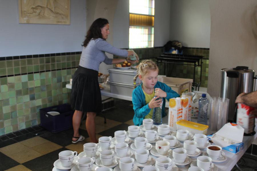 Na de viering wacht er een lekkere tas koffie of thee en een koekje © JF