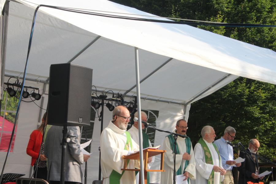 We luisteren naar het evangelie, gebracht door diaken Jean Marie Houben 