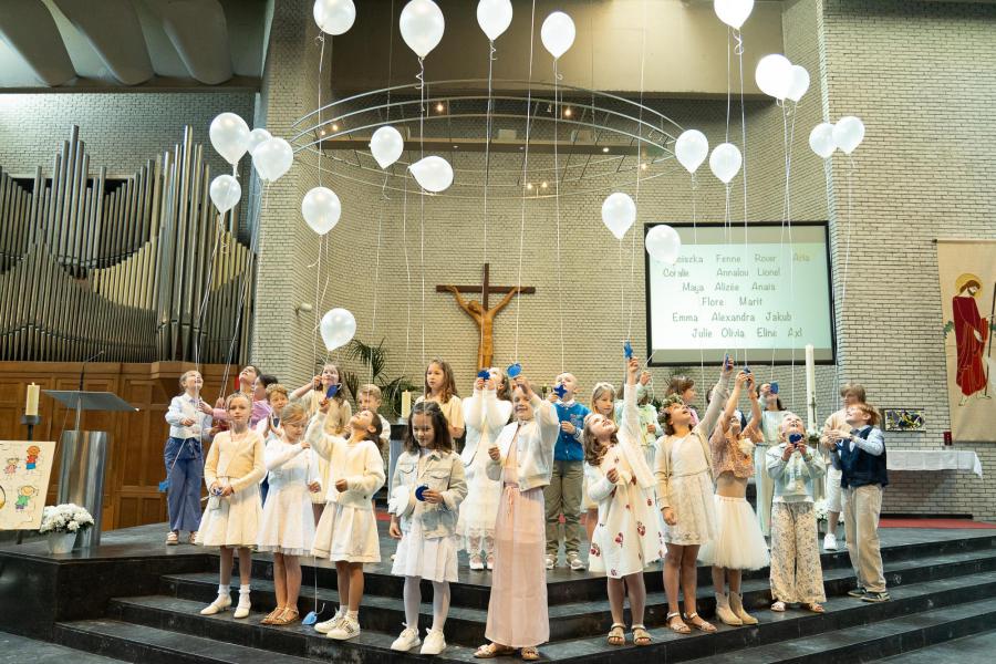 19 kinderen, op zondag 25 mei om 11 uur in Pius X, Oosterveld-Wilrijk - voorganger: Marcel De Pauw © 't Fotograafken, Belsele