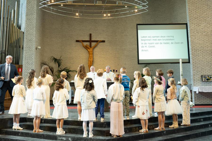 Pater Marcel De Pauw begroet de 15 meisjes en 4 jongens die voor het eerst het brood van Jezus zullen ontvangen, 25 mei 2025 © 't Fotograafken