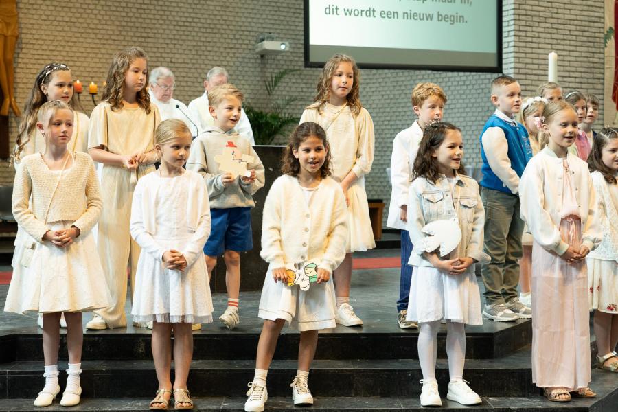 De eerste communiecantjes stellen zich voor aan de parochiegemeenschap, 25 mei 2025 © 't Fotograafken