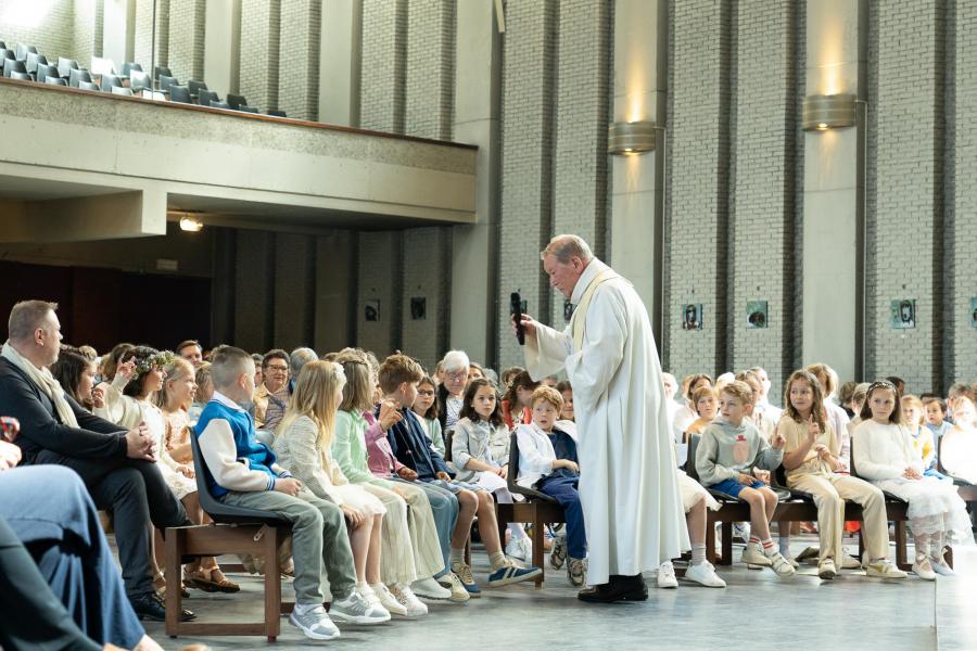 Tijdens de homilie gaat Rik Corens met de eerste communicantjes in gesprek, 25 mei 2025 © 't Fotograafken
