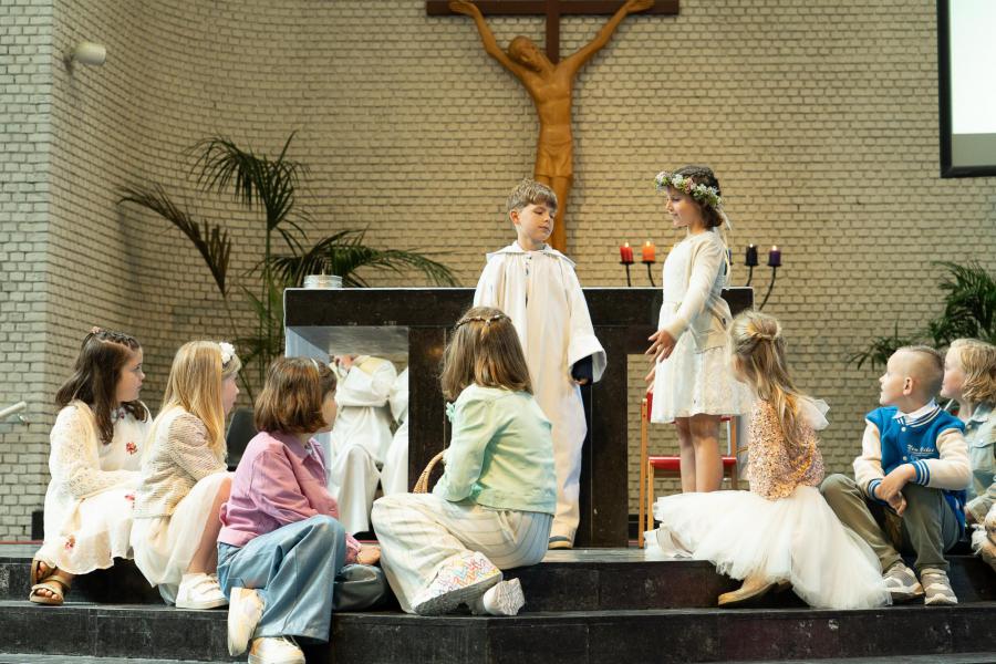 De evangelielezing over de broodvermenigvuldiging wordt door enkele communicanten uitgebeeld, 25 mei 2025 © 't Fotograafken