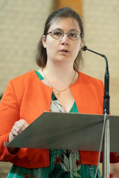 Catechiste Evelien las als eerste lezing voor uit de Handelingen van de apostelen, 10 mei 2025 © 't Fotograafken
