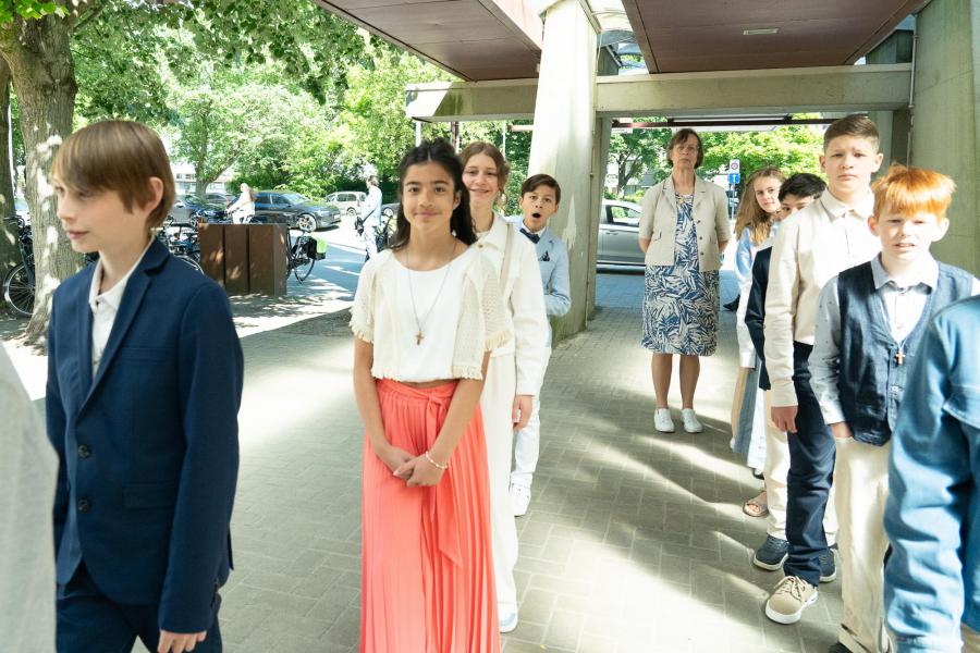 De vormelingen kwamen in processie van kleuterschool Kleine Stan naar de Pius X-kerk, 10 mei 2025 © 't Fotograafken