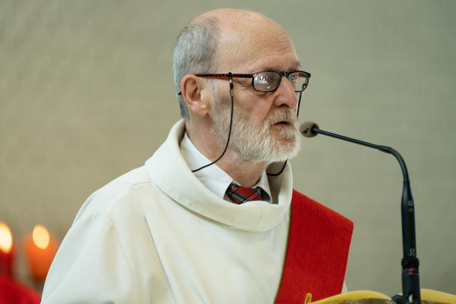 Diaken Jean-Marie vertelde de evangelielezing waarbij Jezus over de leerlingen ademde en hen de heilige Geest deed ontvangen, 10 mei 2025  © 't Fotograafken