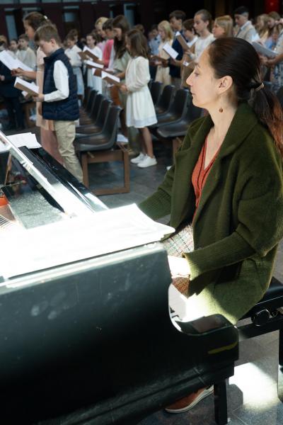 Rossitsa zorgde tijdens de zang voor muzikale ondersteuning aan de piano, 10 mei 2025 © 't Fotograafken