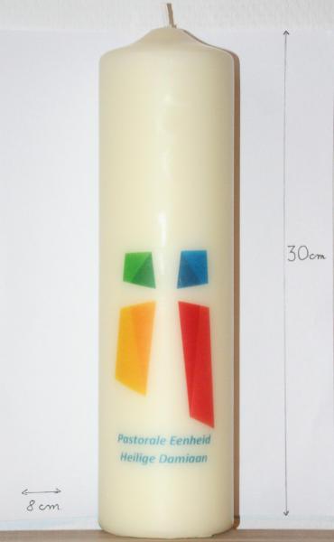 kaarsen met logo PE H. Damiaan gemaakt bij Sente & Van Bael © Luc Beeldens