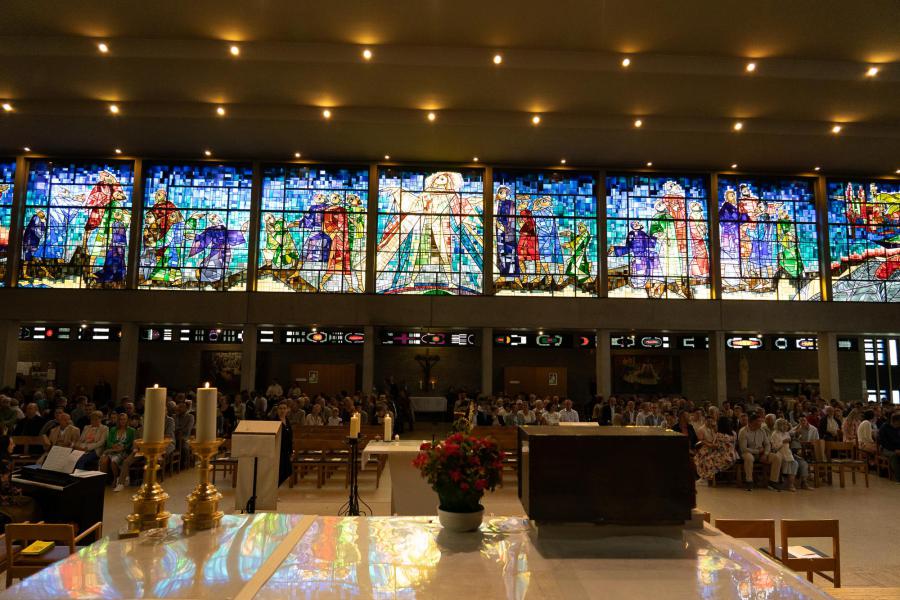 De goedgevulde Heilige Familiekerk is helemaal klaar voor de start van de vormselviering, 7 juni 2025 © 't Fotograafken