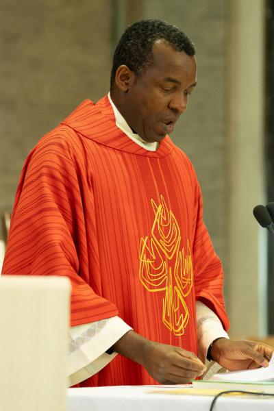 Vicaris Emmanuel Ikeobi was de vormheer, 7 juni 2025 © 't Fotograafken