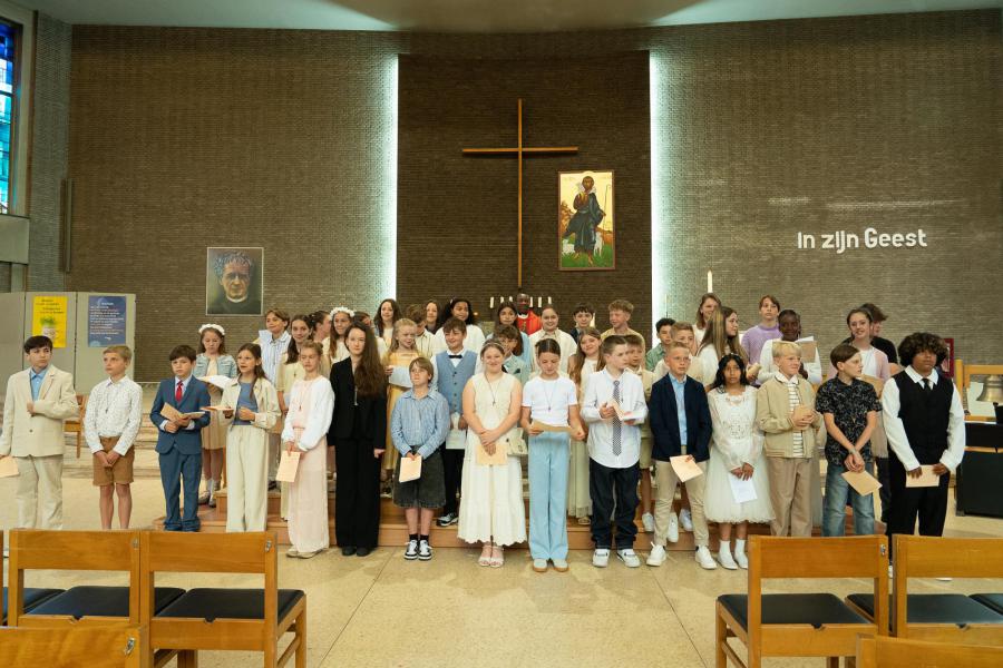 De gevormden van de vormselviering in de Heilige Familiekerk, 7 juni 2025 © 't Fotograafken
