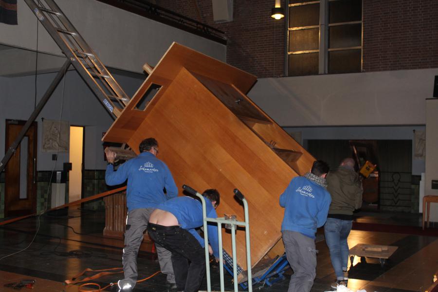 Het orgel verhuist naar het hoogzaal, achteraan in de kerk © JvR