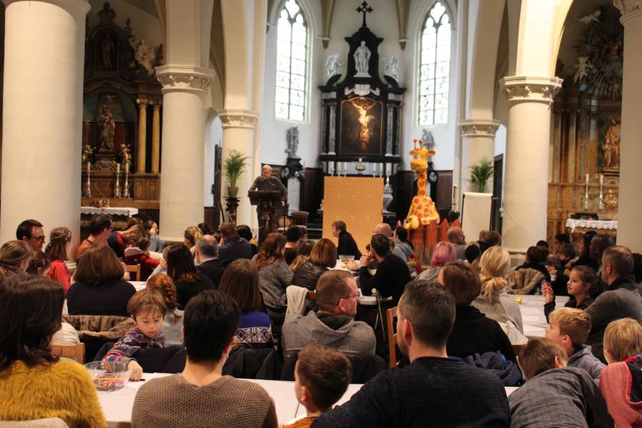 De middenbeuk van de kerk was goed gevuld © JvR